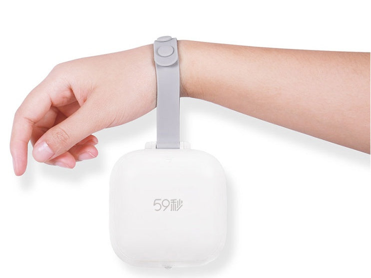 Keep your baby’s pacifiers clean and germ-free in just 3 minutes with this compact UV steriliser case. Perfect for travel and home use!