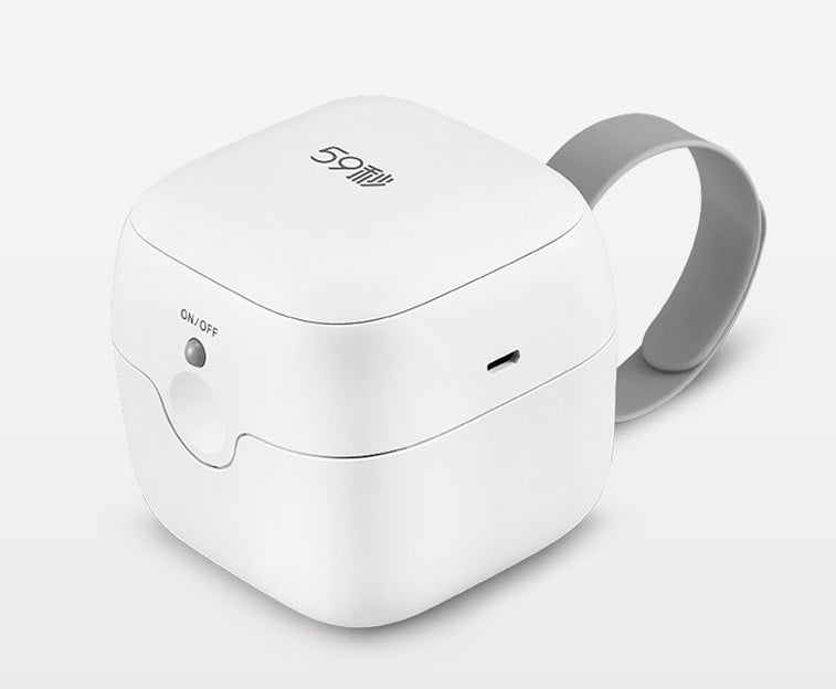 Keep your baby’s pacifiers clean and germ-free in just 3 minutes with this compact UV steriliser case. Perfect for travel and home use!