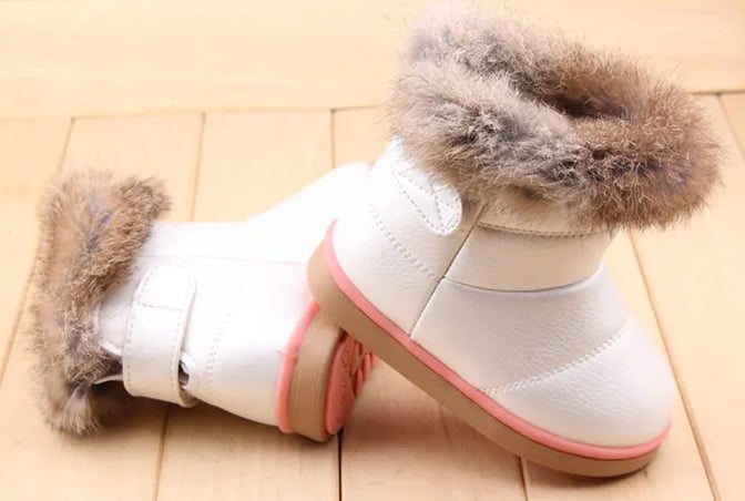 Keep your little one warm & stylish this winter with our premium faux fur-lined snow boots. Water-resistant, anti-slip, and ultra-comfortable – perfect for winter adventures!