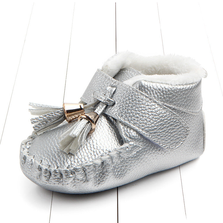 Keep your baby’s feet warm & stylish with these soft PU leather moccasins! Featuring non-slip soles & an easy Velcro closure for a secure fit.