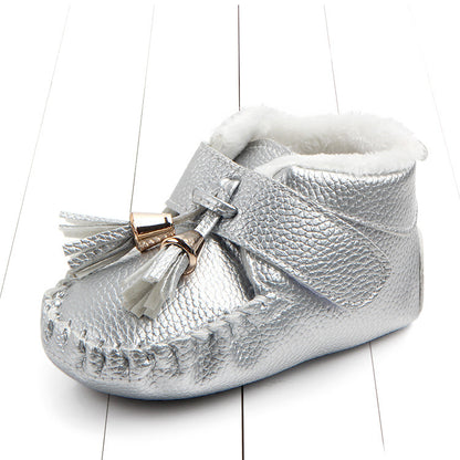 Keep your baby’s feet warm & stylish with these soft PU leather moccasins! Featuring non-slip soles & an easy Velcro closure for a secure fit.