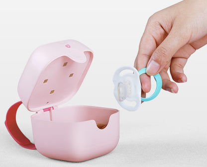 Keep your baby’s pacifiers clean and germ-free in just 3 minutes with this compact UV steriliser case. Perfect for travel and home use!